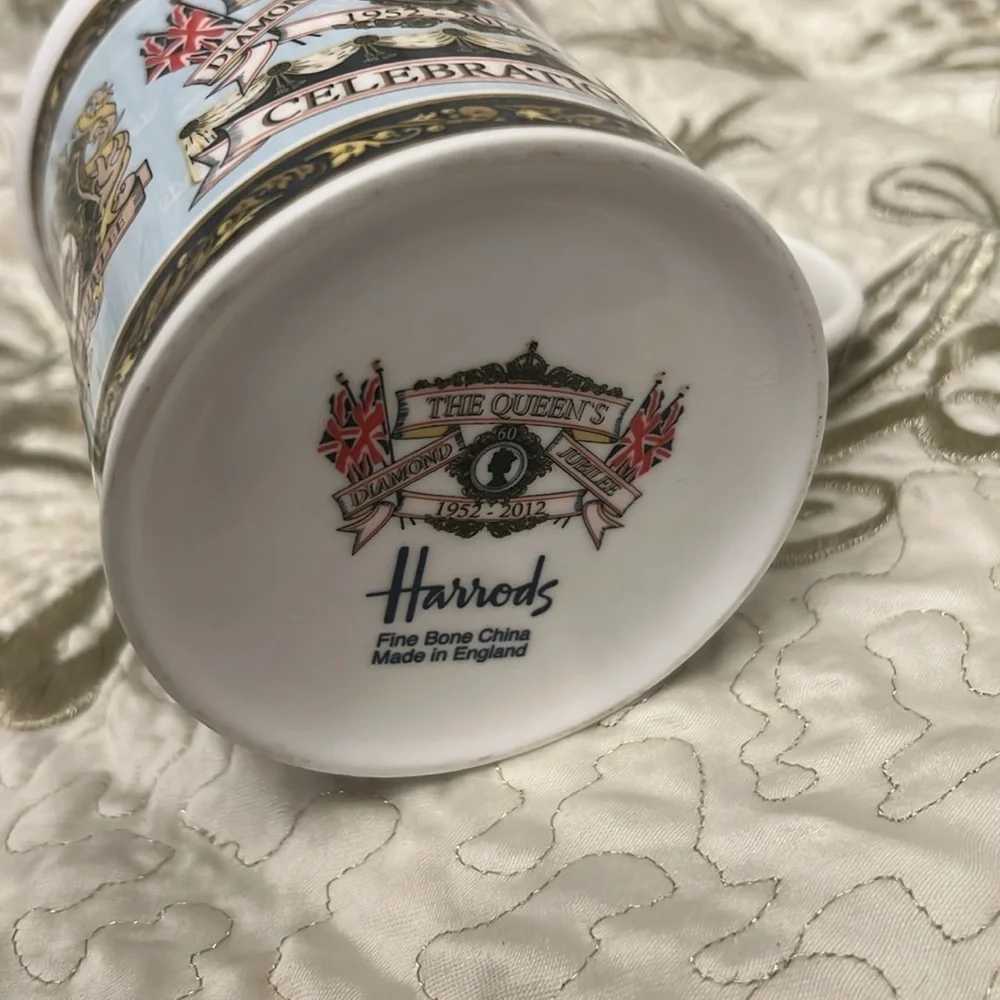 Harrods - the Queen’s diamond jubilee croebrations edition - Picture 5 of 5